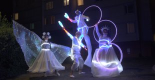 Une création visuelle spectaculaire, modulable de 2 artistes à une grande parade, où chaque costume et chaque agrès lumineux participent à la magie de Noël.