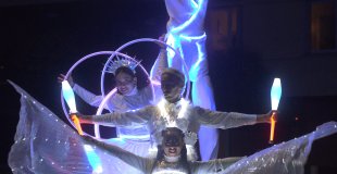 Costumes lumineux, échasses, jonglage LED et poésie visuelle : une déambulation immersive qui émerveille tous les publics et sublime vos événements de Noël.