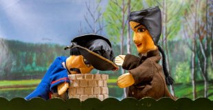 Guignol et le gendarme devant le puits magique