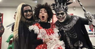 Une déambulation festive inspirée du Carnaval de Barranquilla, où les couleurs de la Colombie, le cirque, la danse et les personnages traditionnels se rencontrent pour créer une expérience immersive et chaleureuse.