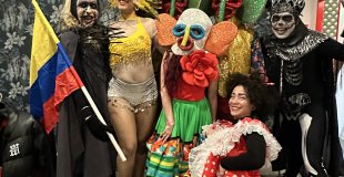 CircoSentidos invite le public à un voyage au cœur des traditions colombiennes, transformant chaque espace en une véritable fête vivante.