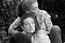 Les deux artistes jouent avec les regards