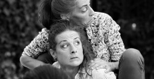 Les deux artistes jouent avec les regards