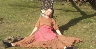 Petit-Âne fait la sieste caché derrière Béatrice