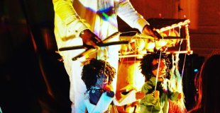 Marionnettes africaines en scène : histoires, humour et interaction avec le public.