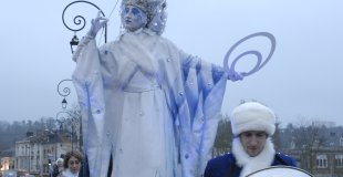 La Reine des Neiges et son musicien. Echasses thème la Neige, le blanc et Noël