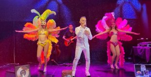 Lucas, ses danseuses, ses musiciens