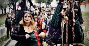 Halloween déambulation échasses sorcières