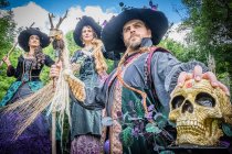 Sorcières sur échasses parade d'Halloween