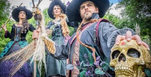 Sorcières sur échasses parade d'Halloween