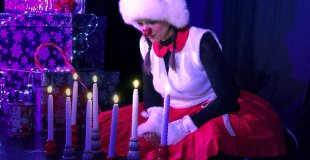 Photo du spectacle Un Clown de Noël. Fin du spectacle. Illumination et bougies.