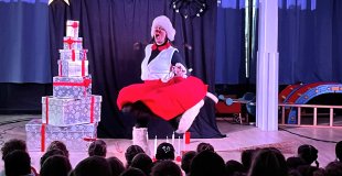 Photo du spectacle Un Clown de Noël. Passage dansé. Décoration du grand sapin.