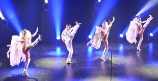 scène tableau plumes cabaret