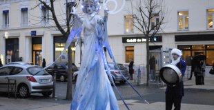 Reine et Musicien sur pieds