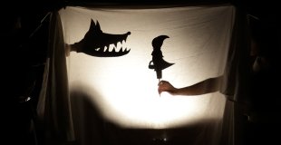 Photo du spectacle Tout Compte Fait. Ombres chinoises pendant le conte du Petit chaperon rouge.