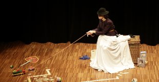 Photo du spectacle Tout Compte Fait. Conte du Petit chaperon rouge. Le loup tire le bout de laine...