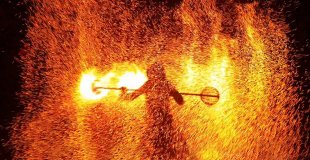 Éclosion – Spectacle de feu, danse et poésie lumineuse