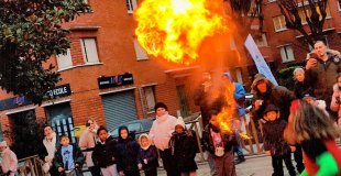 Performance impressionnante de cracheur de feu et spectacle de rue