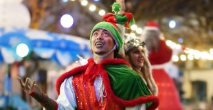 Jonglerie et personnages féeriques en costumes traditionnels de Noël
