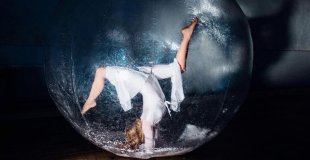 Aperçu visuel des performances artistiques de la Compagnie Circo Criollo : acrobaties, décors immersifs et costumes féériques en tournée